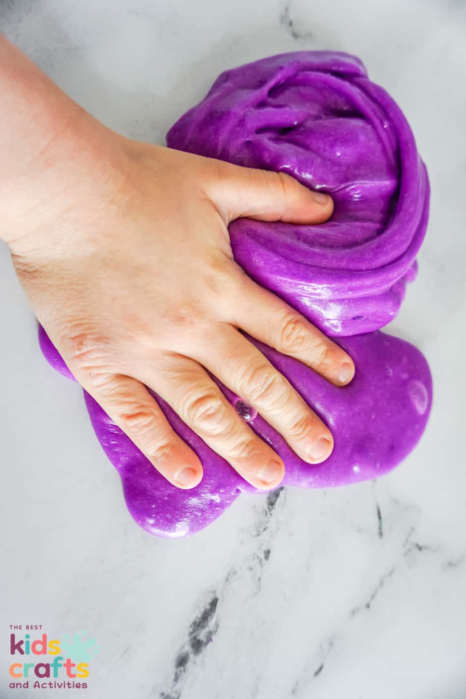 color changing slime for kids - kids hand and color changing slime